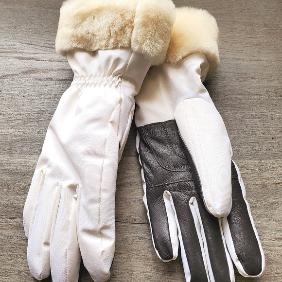 UGG Accessories - NWT UGG Australia White Shearling FNT Smart Gloves